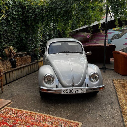 Ретро автомобиль Volkswagen Beetle в кафе Солома