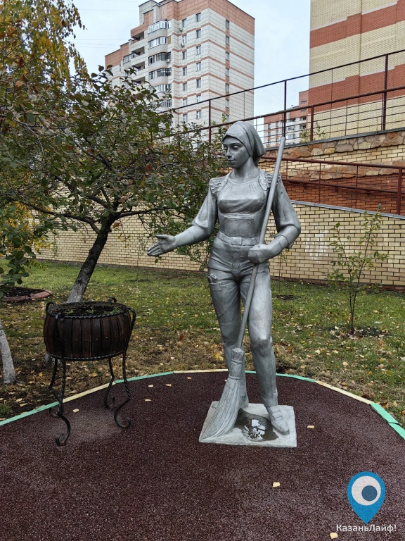 Скульптура Девушка с метлой - Памятник дворнику на Ямашева