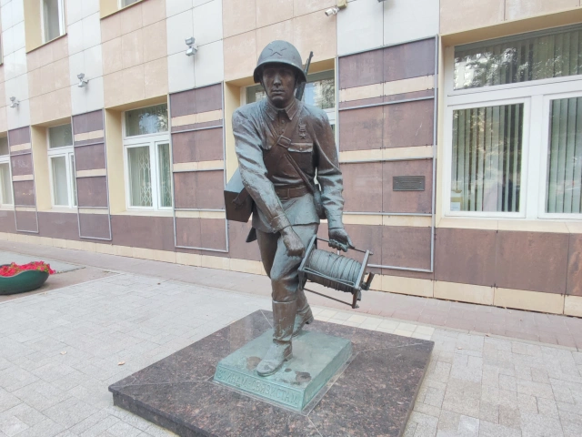 Памятник войнам-связистам у здания Таттелекома на Ершова