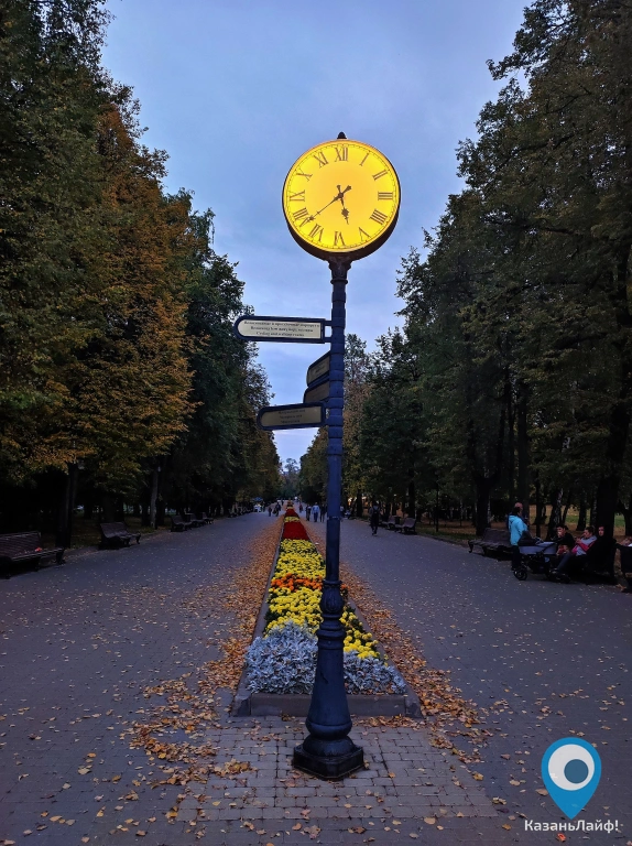 Часы на аллее в парке Горького