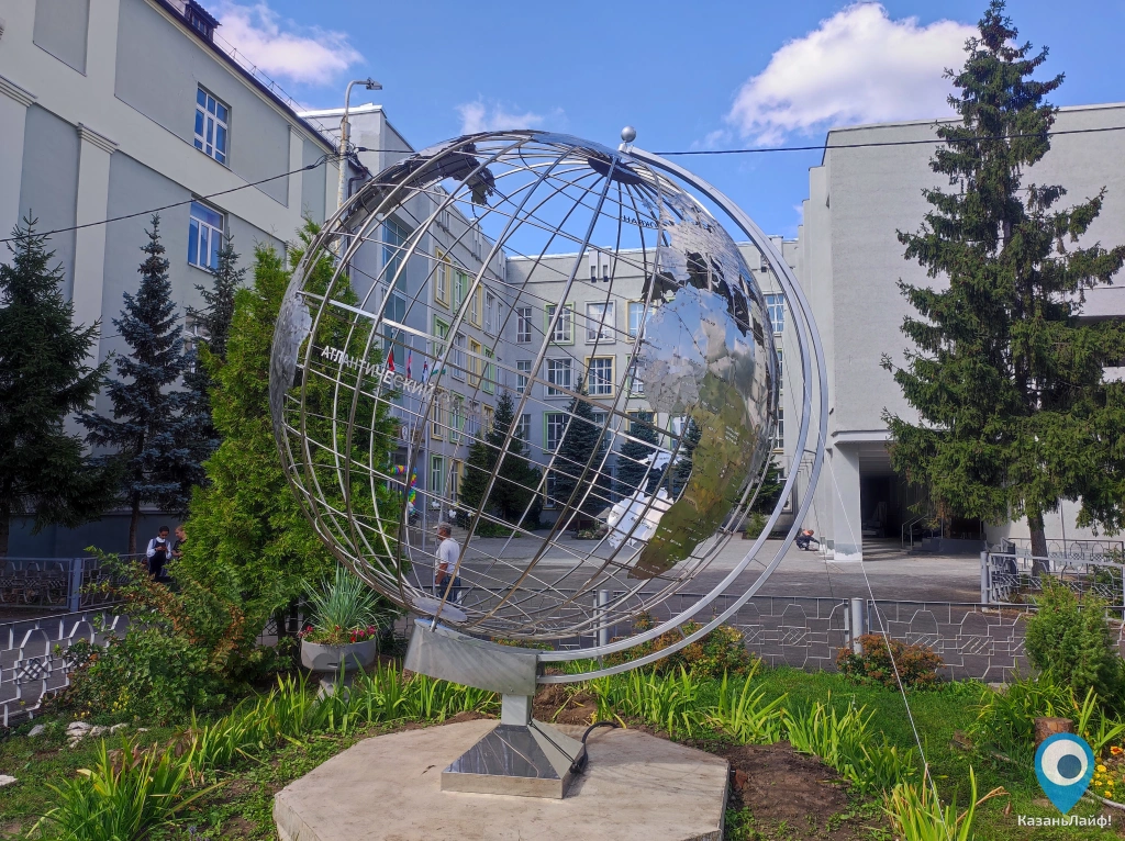 Глобус возле Многонациональной воскресной школы