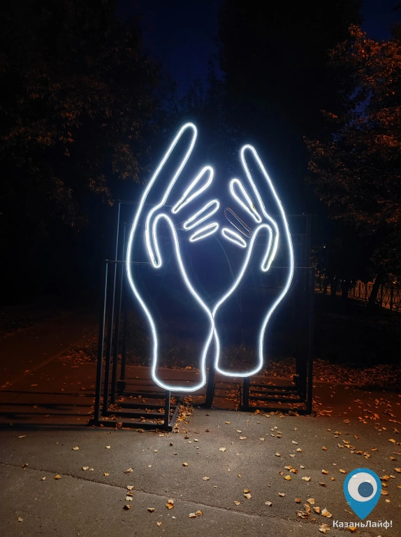 Светящаяся декорация руки на улице 8 Марта