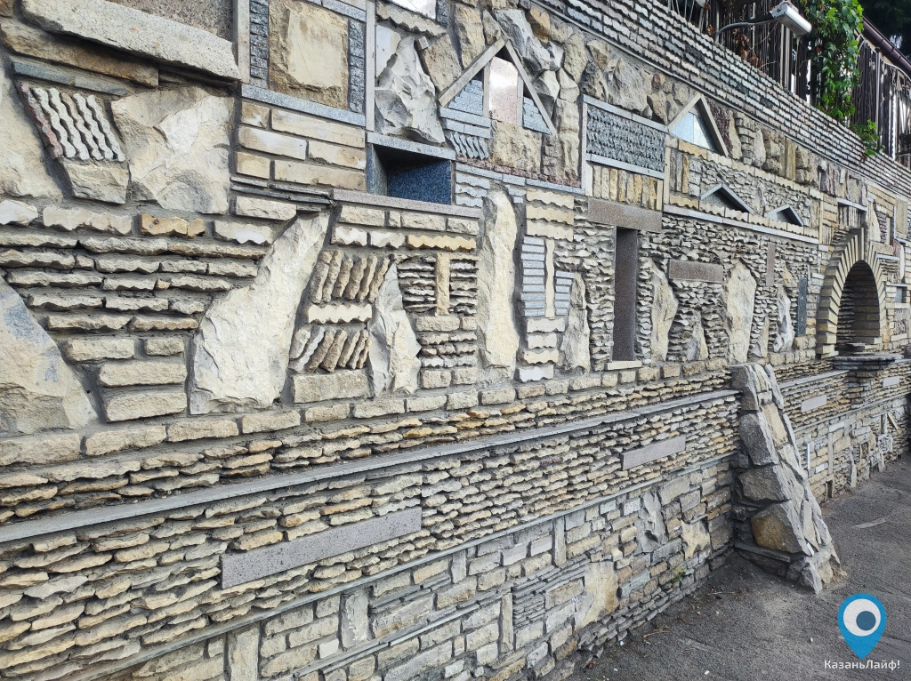 Каменная стена с узором в Татарской деревне Туган авылым