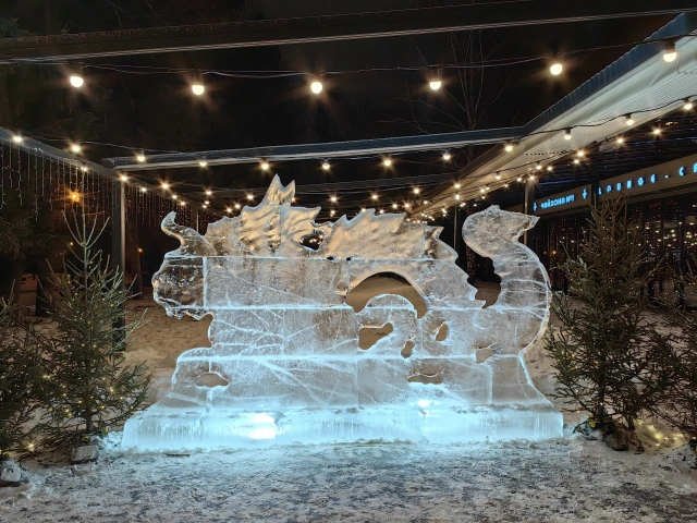Ледяная скульптура Дракон (символ года) у ресторана Чайхона №1 в Парке Горького