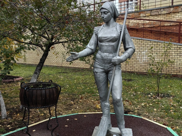 Скульптура Девушка с метлой - Памятник дворнику на Ямашева