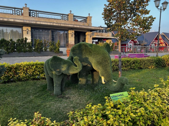 Скульптура из травы Слоны на Кремлевской набережной