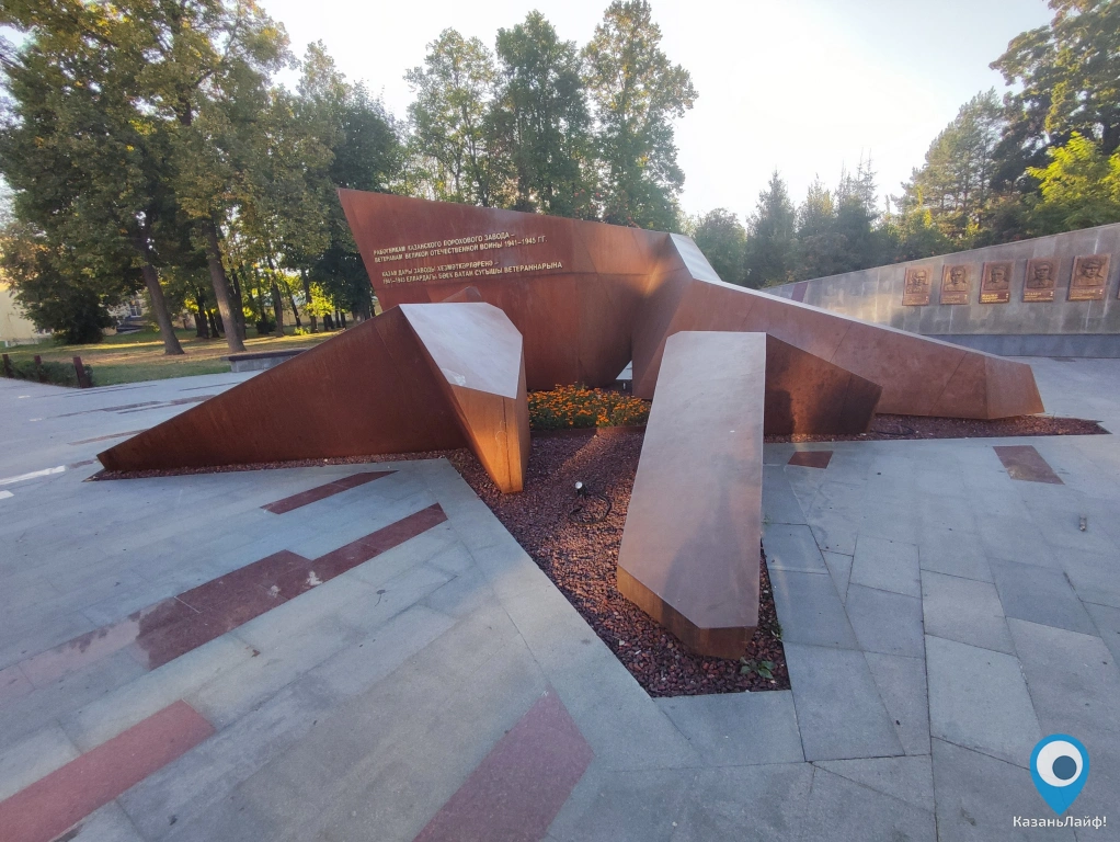 Памятник работникам казанского порохового завода у парка Петрова