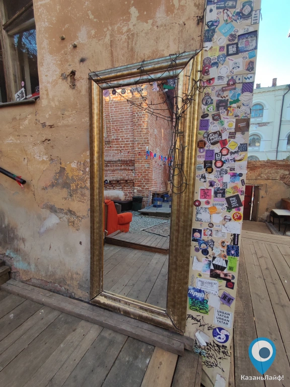 Зеркало в баре Паранойа на Муса Джалиля