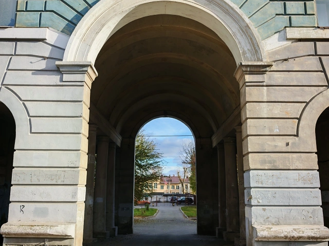 Арка дома на улице Восход 18