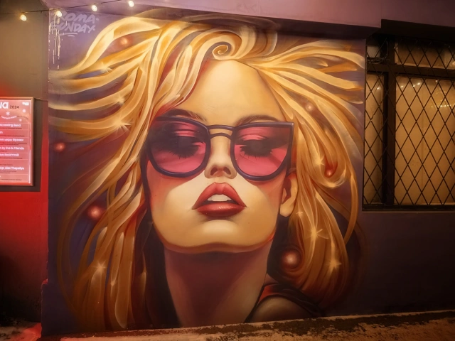 Граффити Лицо девушки у бара Ща на Щапова
