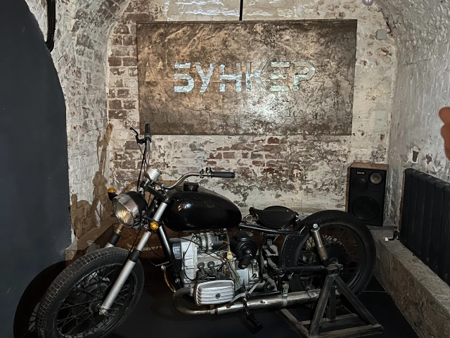 Мотоцикл в баре Бункер на Профсоюзной