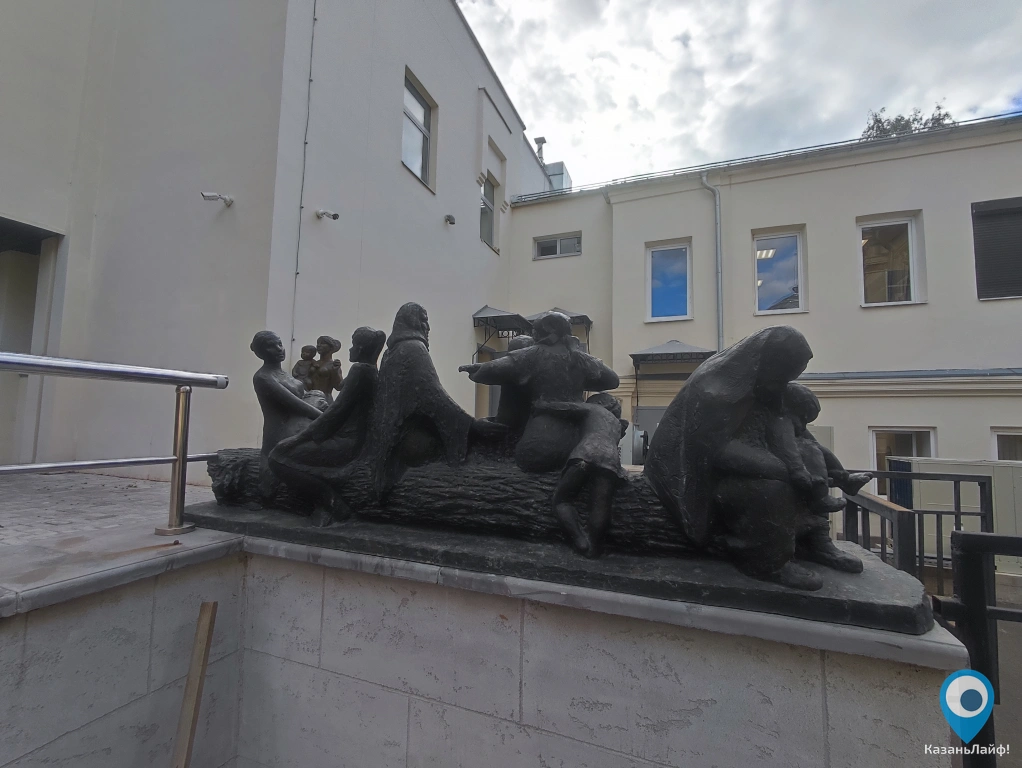 Скульптуры во дворе Усадьбы Сандецкого и Музея изобразительных искусств