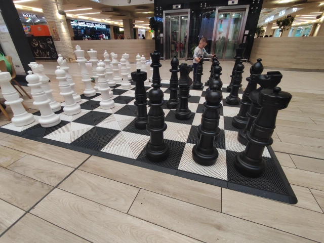 Шахматная доска с фигурами на фудкорте в МЕГЕ