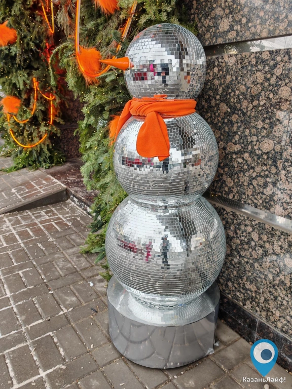 Новогодняя декорация со снеговиком из дискошаров