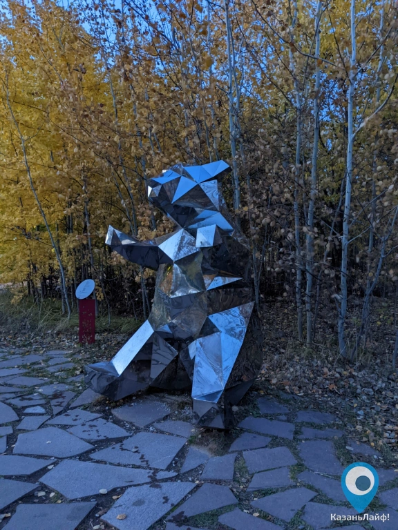 Зеркальная скульптура Медведь в Горкинско-Ометьевском лесу