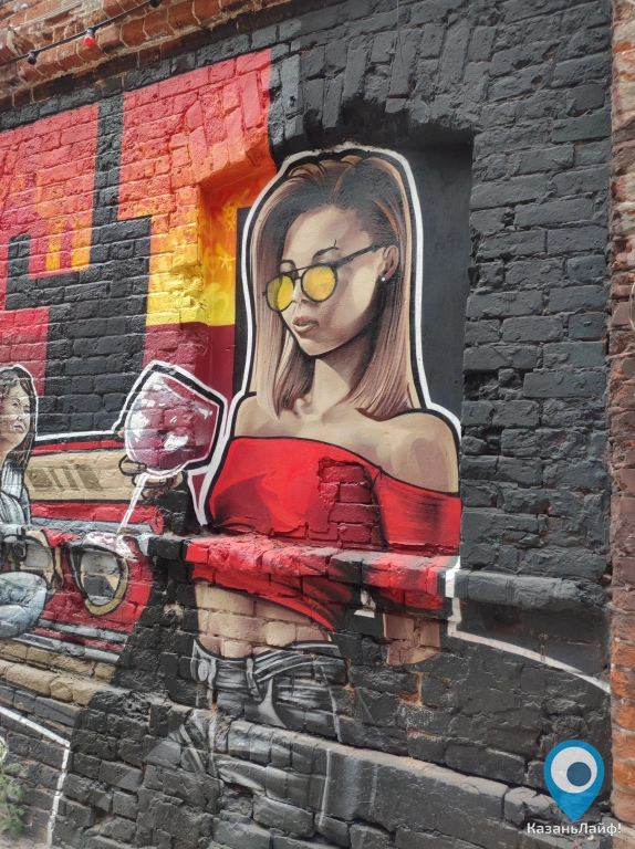 Граффити Девушка в красном на Фабрике Алафузова