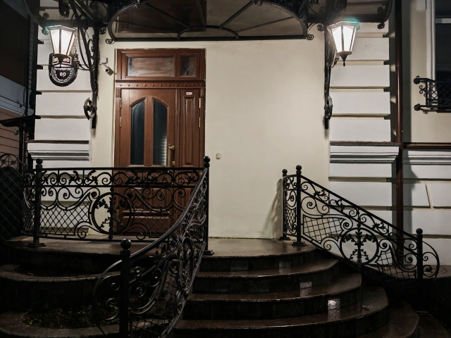 Лестница и дверь дома Лестница и дверь дома