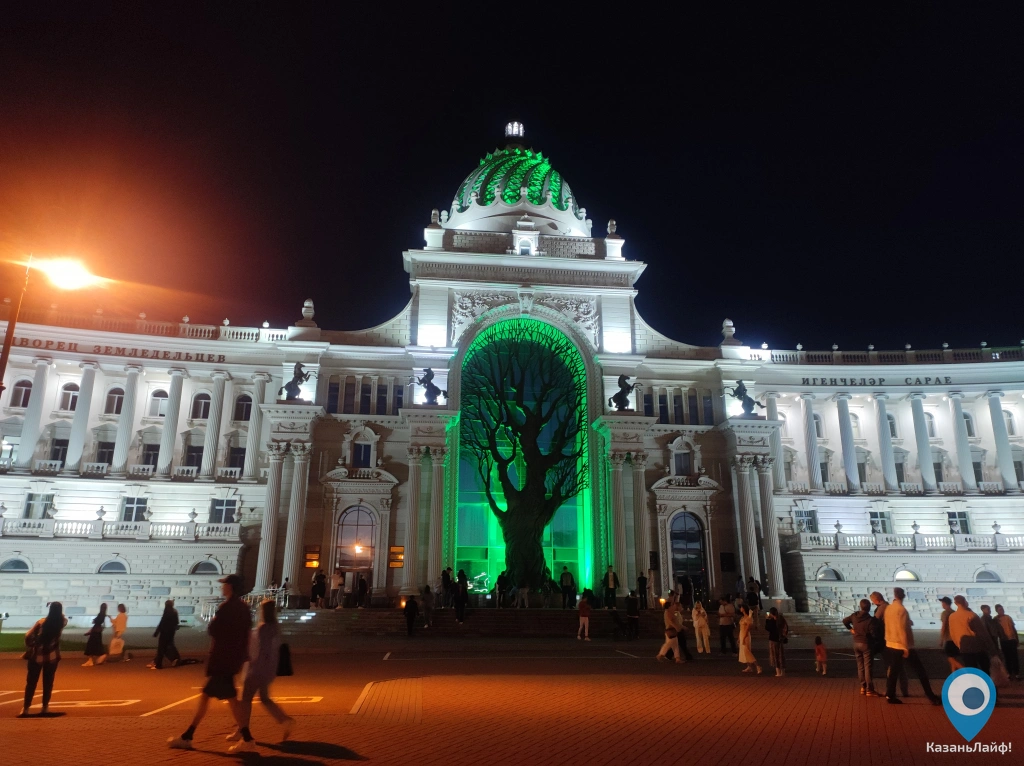 Арка с зеленой подсветкой во Дворце земледельцев