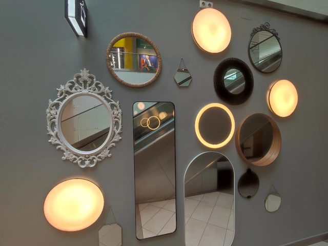 Фотозона с зеркалами на цокольном этаже МЕГИ