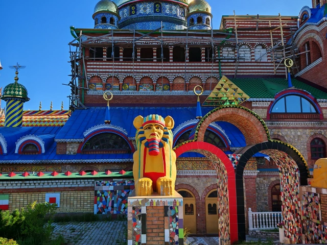 Сфинксы к Храма всех религий