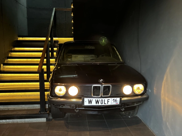 Автомобиль BMW в кальянной White Wolf в ЖК Победа