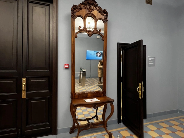 Зеркало в ретро-дизайне в музее ИЗО