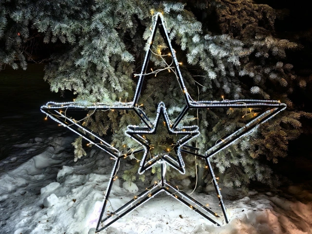 Светящаяся декорация Звезда в сквере Васильченко