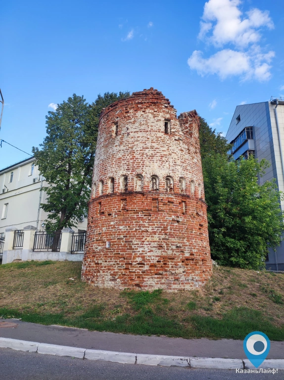 Руины башни монастырской стены