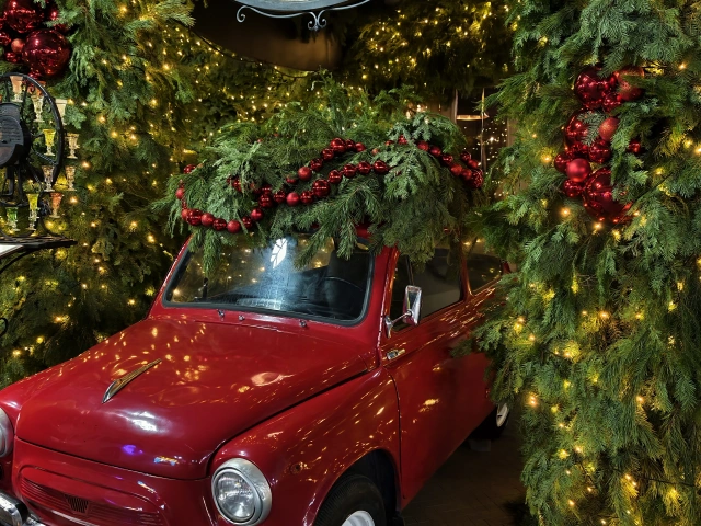 Новогодняя фотозона с ретро-машиной от заведения Реберная на Баумана