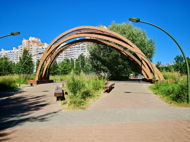 Арка в Горкинско-Ометьевском лесу