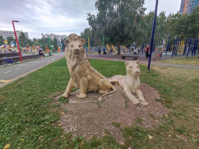 Скульптура Лев и львица в детском парке Калейдоскоп