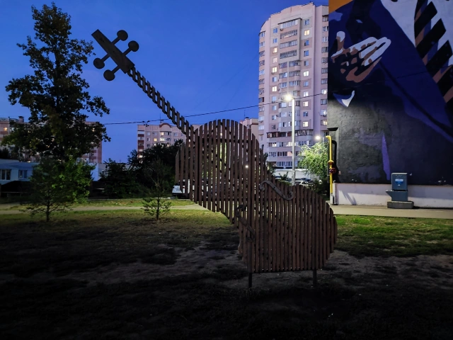 Скульптура Гитара в Музыкальном сквере на Бигичева