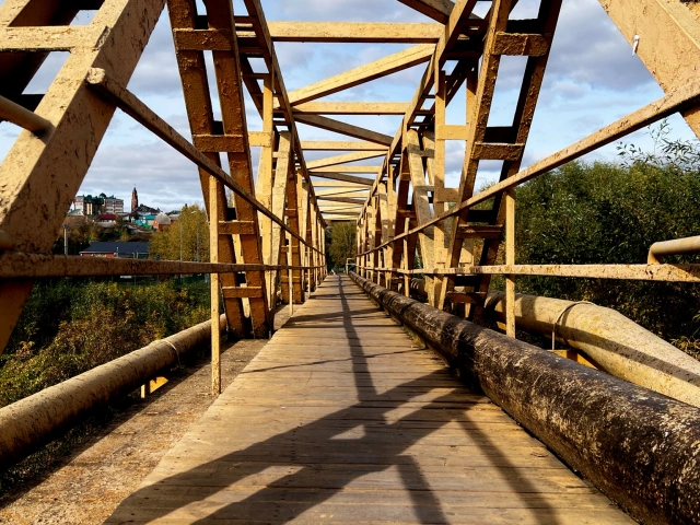 Мост на стадион через реку в Арске