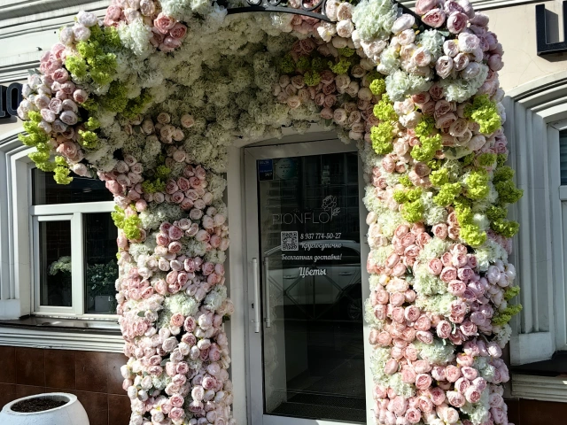 Декорация у цветочного салона Pionflo