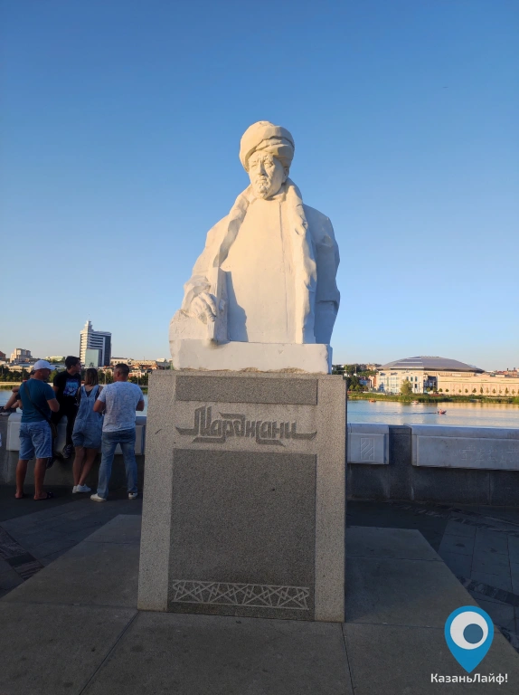 Памятник Шигабутдину Марджани на набережной озера Кабан