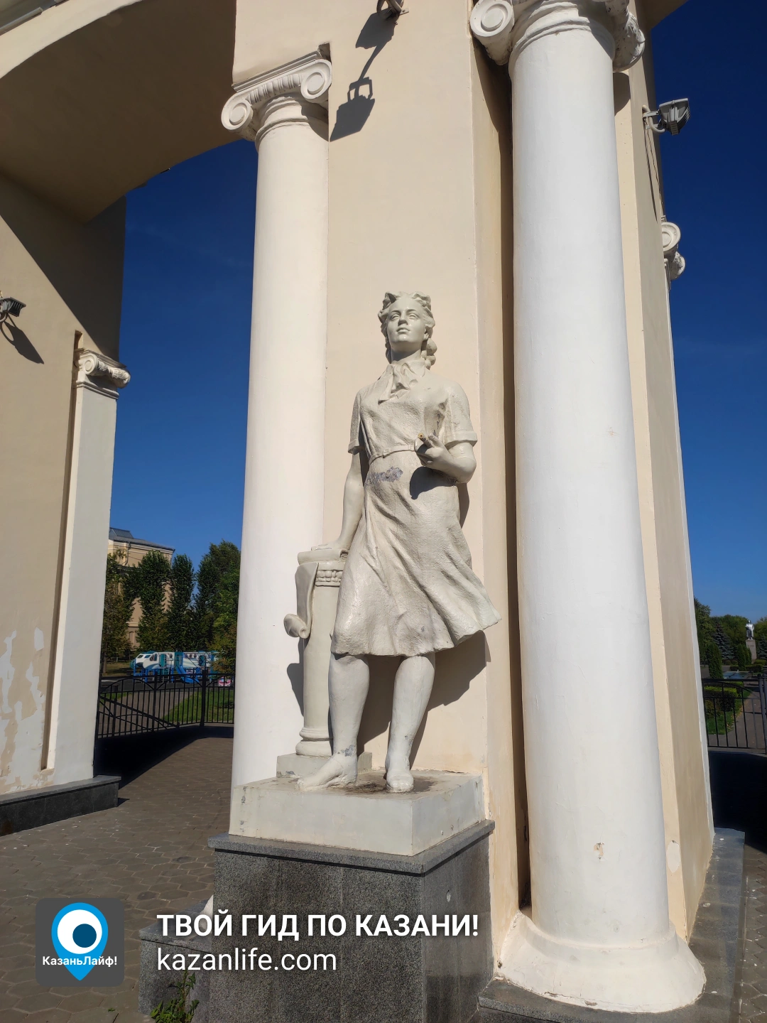 Колонны на входе в парк Крылья советов