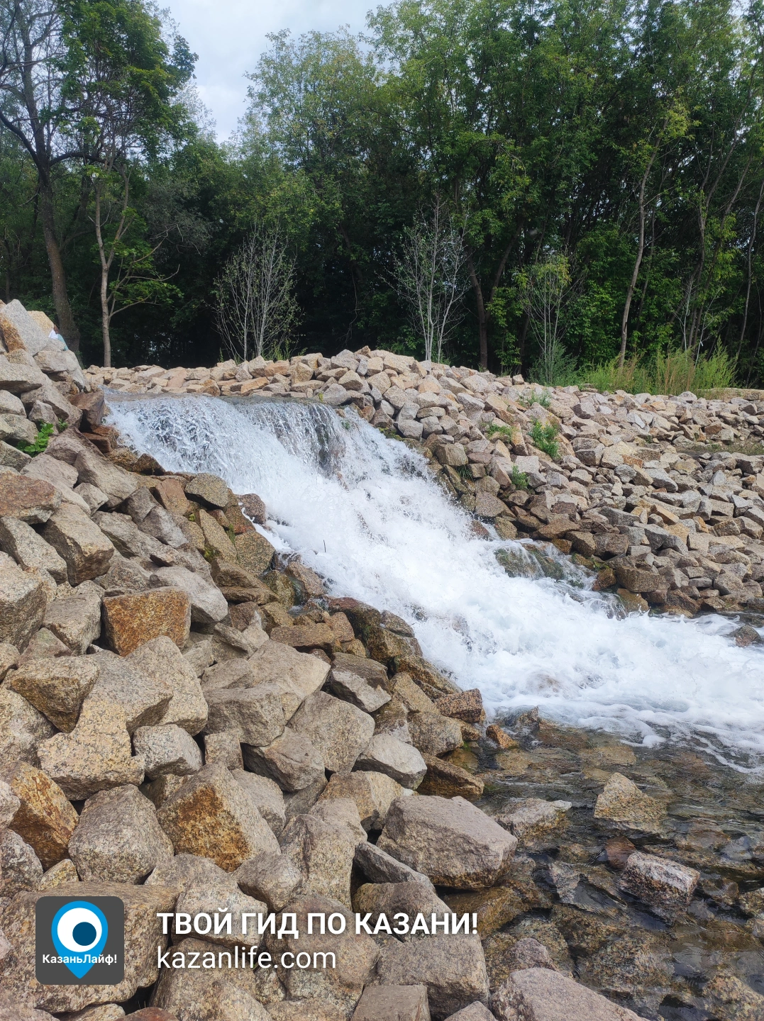 Хрустальный водопад на Голубом озере Хрустальный водопад на Голубом озере