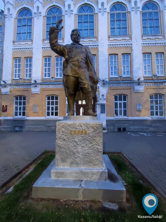 Памятник Киров на улице Толстого