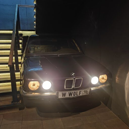 Автомобиль BMW в кальянной White Wolf в ЖК Победа