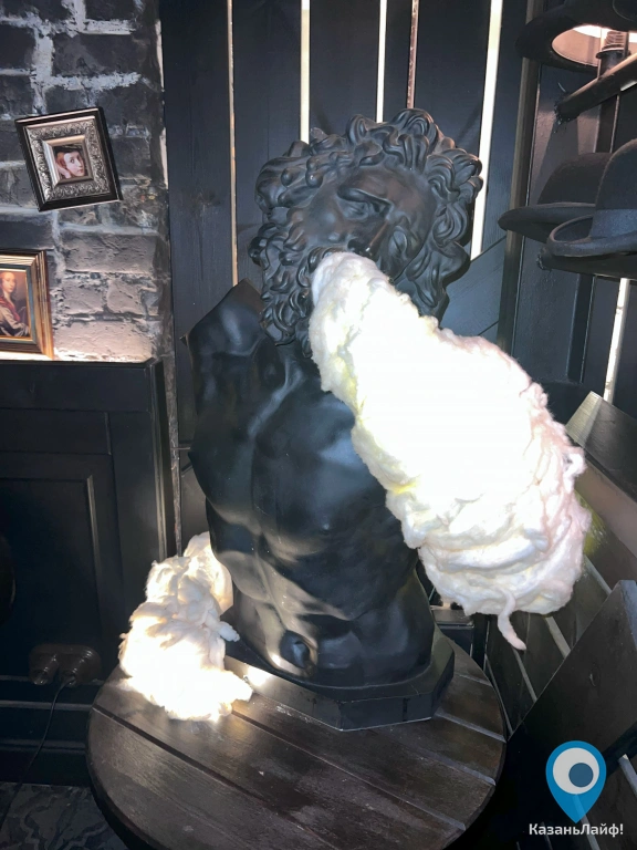 Скульптура Бюст мужчины выдыхающих белый пар в Tangiers Lounge
