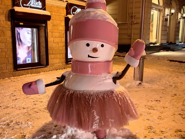 Снеговики на улице Малая Красная VIP Avenue