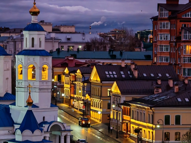 Дома с подсветкой на улице Большая Красная