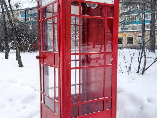 Красная телефонная будка на Советской площади