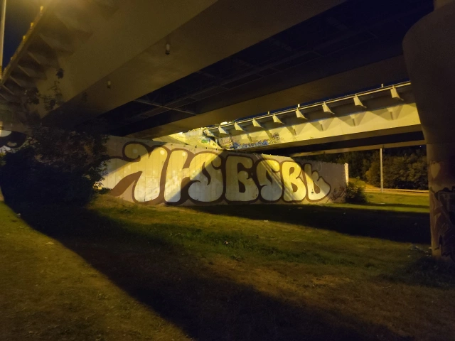 Граффити-надпись "ЛЮБОВЬ" под мостом Миллениум