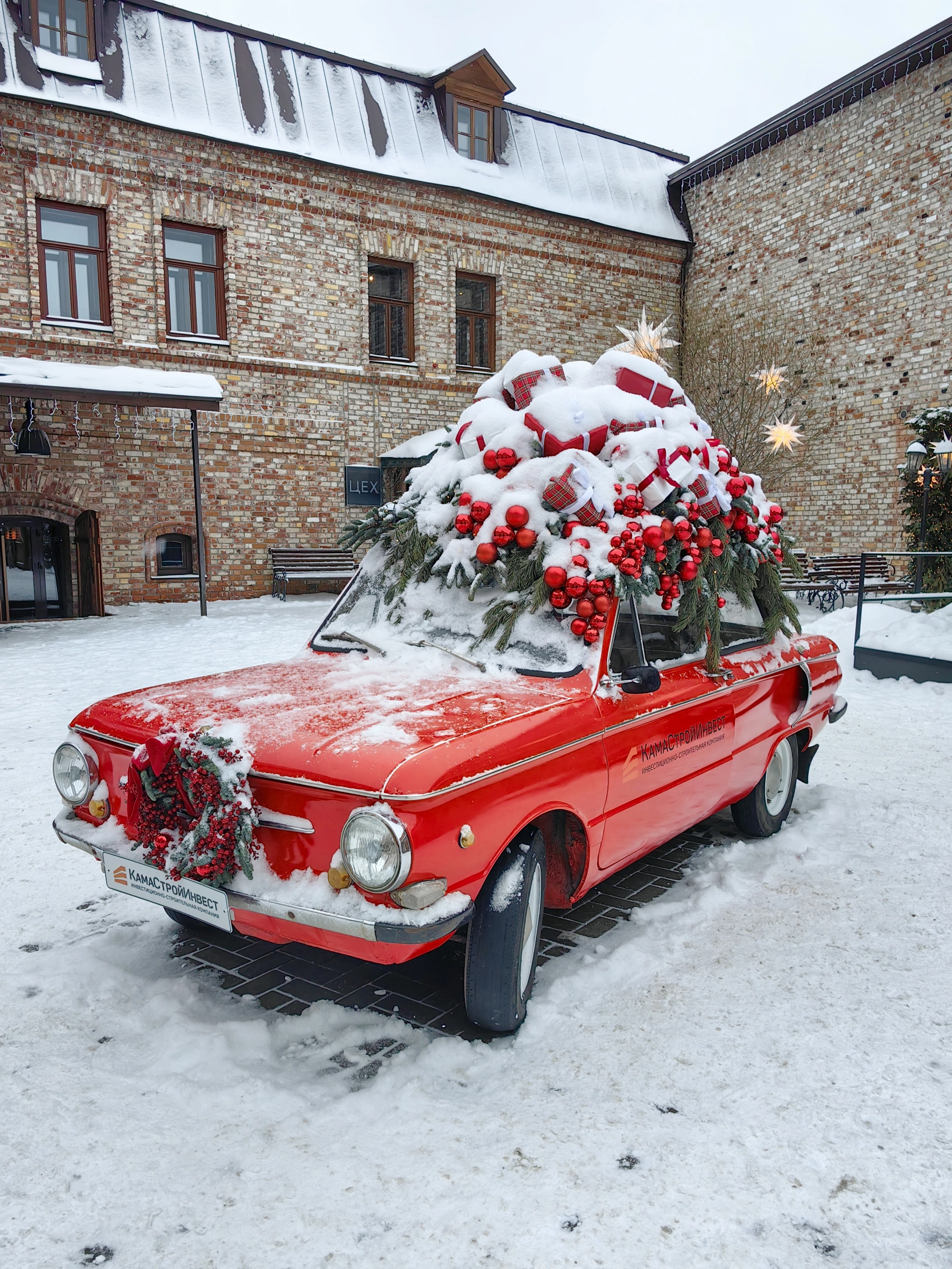 Новогодняя фотозона с автомобилем от КамаСтройИнвест на Каюма Насыри