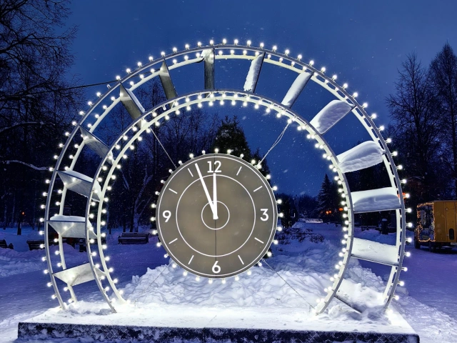 Инсталляция Часы в парке Крылья Советов