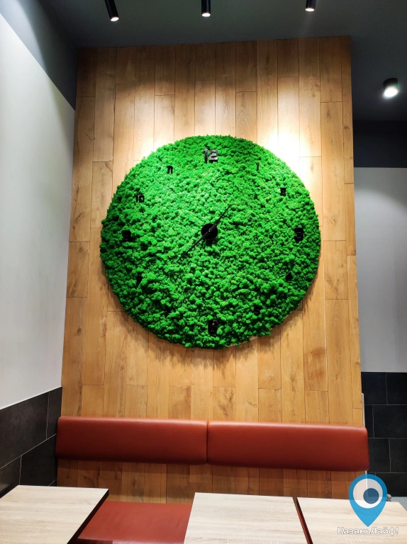 Декорация Часы из мха в кафе На точке, Корстон