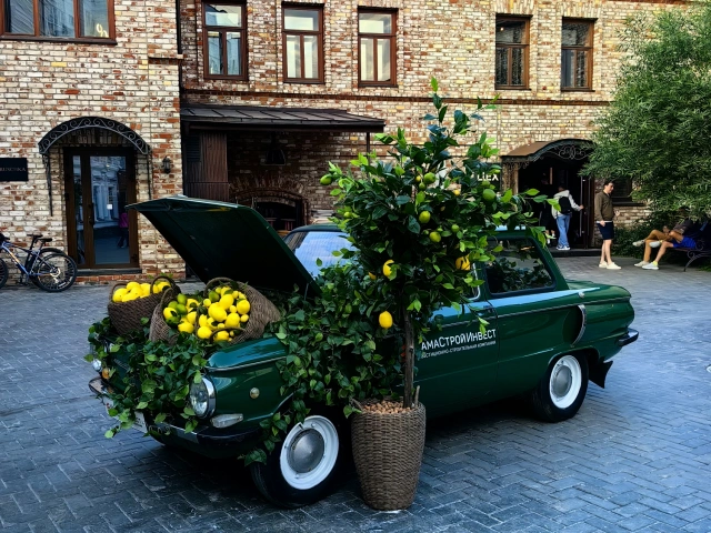 Автомобиль Запорожец во дворе на Старо-Татарской слободе