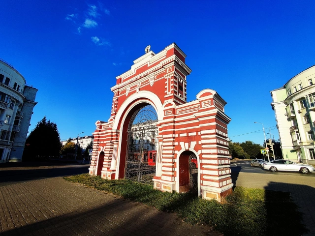 Юбилейная арка Красные ворота в сквере имени Петрова