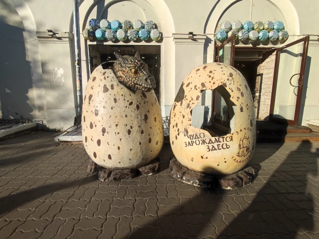 Фотозона Яйца и дракон у Замка сладостей на Баумана